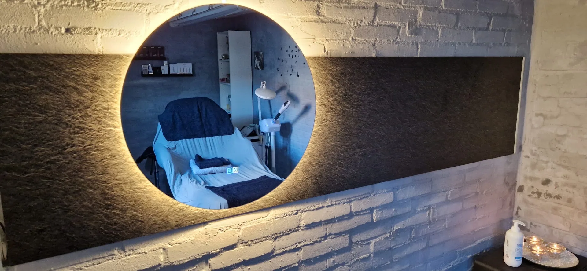 Spiegel en behandelruimte van Schoonheidssalon Silvie-a